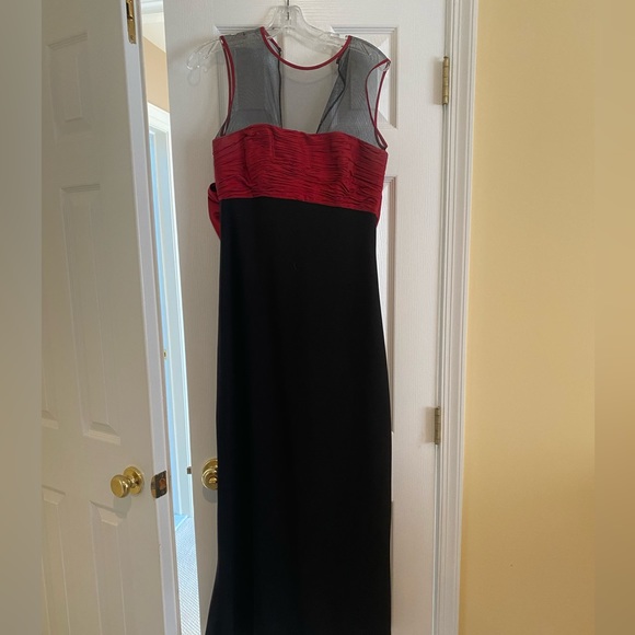 Black and red gown with bow - Picture 2 of 3